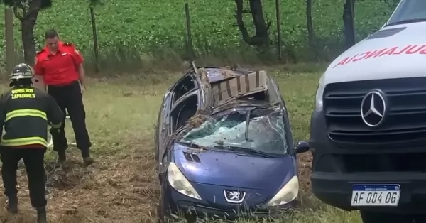 Impresionante vuelco de un auto en Ruta s18