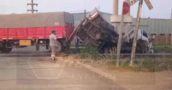 Impactante choque entre un tren y un camión en Puerto San Martín 