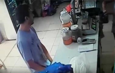 VIDEO: Un hombre se masturbó frente a una mujer en un almacen de Andino