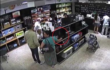 VIDEO. Mechera se roba una Notebook de un local de informatica de San Lorenzo
