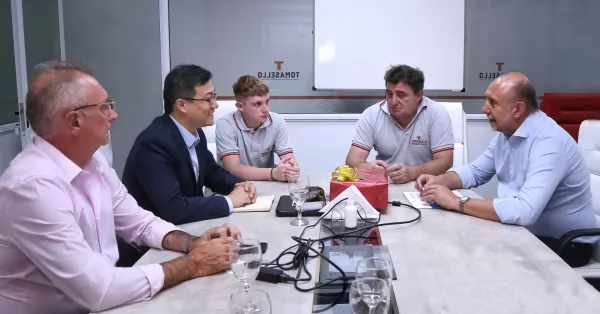 Perotti y una comitiva china visitaron la planta frigorífica de la empresa Tomasello en Ricardone