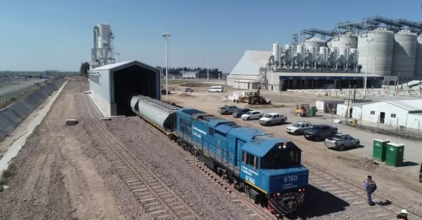 El gobierno acordó con cerealeras la compra y reparación de material rodante para ampliar la capacidad logística de los trenes de cargas