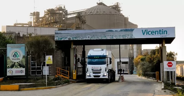 Un camionero se descompensó y murió mientras esperaba para descargar en la playa de Vicentín