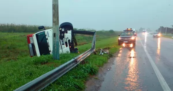 Un camión volcó en la Autopista Rosario - Santa Fe a la altura de Granadero Baigorria  