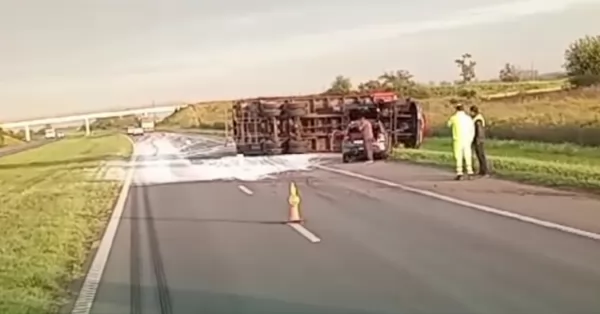 Un camión volcó en la Autopista Rosario - Santa Fe a la altura de Oliveros