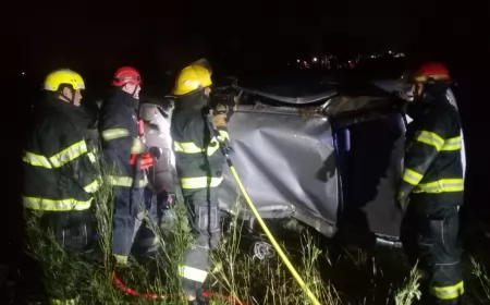 Un auto y un colectivo despistaron anoche en la Autopista: una mujer en grave estado