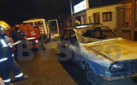 Puerto San Martín: Un R12 ardió en llamas en plena calle