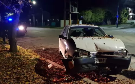 San Lorenzo: chocó contra un árbol cuando circulaba con su auto en horas de la madrugada 