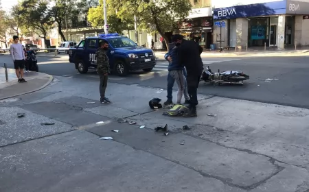 Chocó con su auto a un joven que iba en moto en pleno centro de San Lorenzo y se dio a la fuga