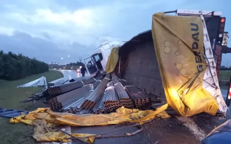 Volcó un camión en autopista Rosario - Santa Fe con toneladas de hierro