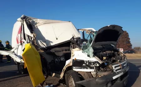Se conocieron detalles del choque entre un utilitario y un camión en la autopista