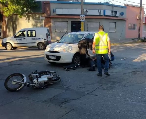 Un joven quedó herido tras chocar con su moto en la avenida San Martín 