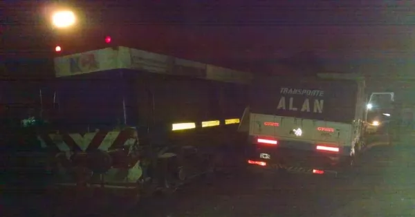 Un camión colisionó con un tren en Puerto San Martín