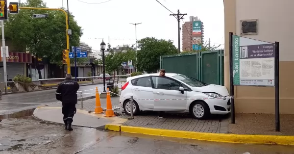 San Lorenzo: Un auto desvió y se incrustó en colegio Misericordia