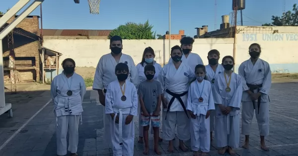 Jóvenes de barrio Bouchard participaron de un torneo de karate en Puerto San Martín