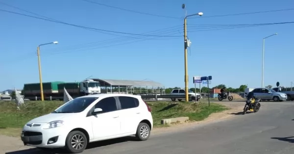 Una moto y un automóvil chocaron en la Ruta A012