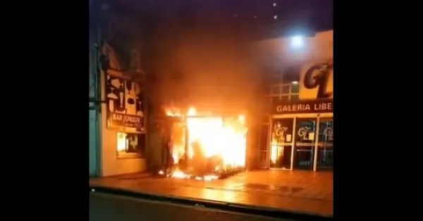 Incendiaron el frente de la sede del club Rosario Central