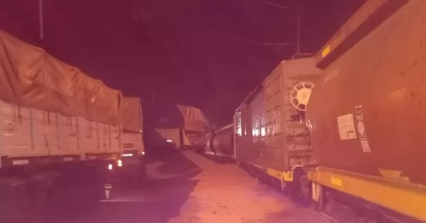Impactante choque entre un tren y tres camiones en Puerto San Martín
