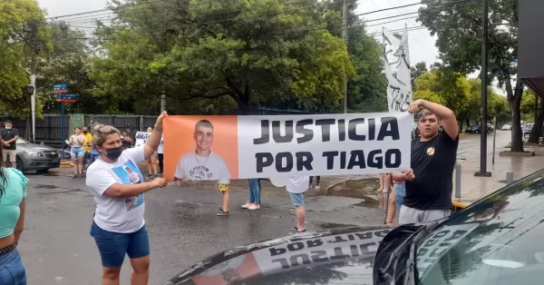 Familiares y amigos marcharon pidiendo justicia por Tiago y Alexander en Puerto San Martín