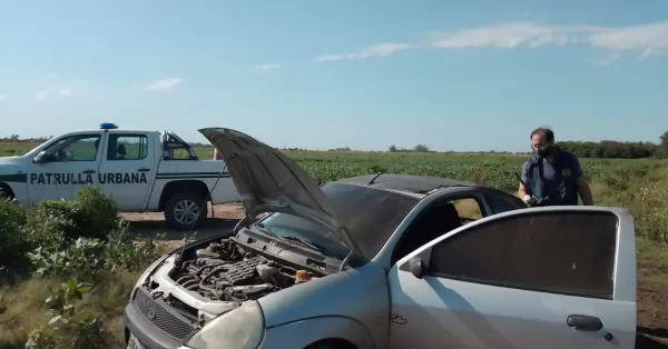 Robaron un auto en San Lorenzo y lo incendiaron en un camino rural de Timbúes