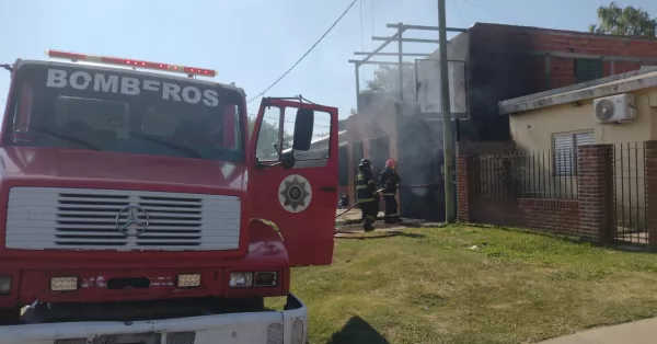 Rescataron a dos niños que quedaron atrapados en un incendio en Puerto San Martín