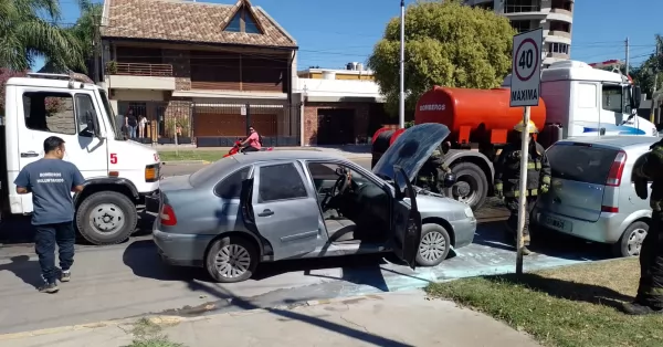 Una familia circulaba en un vehículo hasta que se empezó a prender fuego