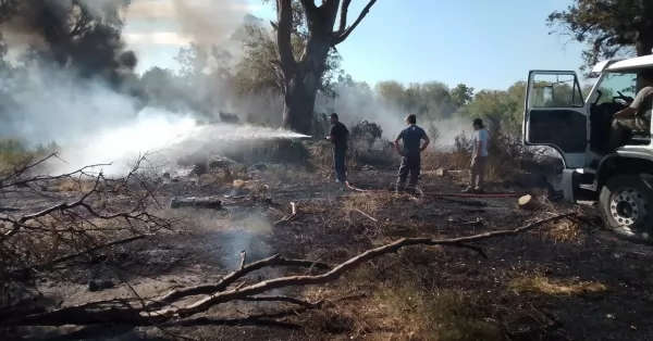 Timbúes: sofocaron dos incendios en pastizales de caminos rurales