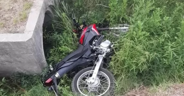 Perdió el control de su moto y terminó en una zanja