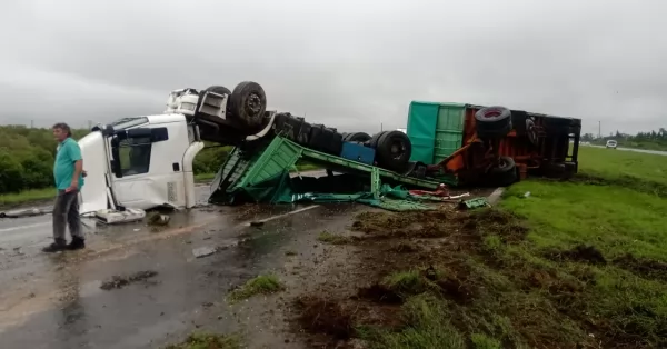 Impresionante vuelco de un camión en Autopista Rosario - Santa Fe