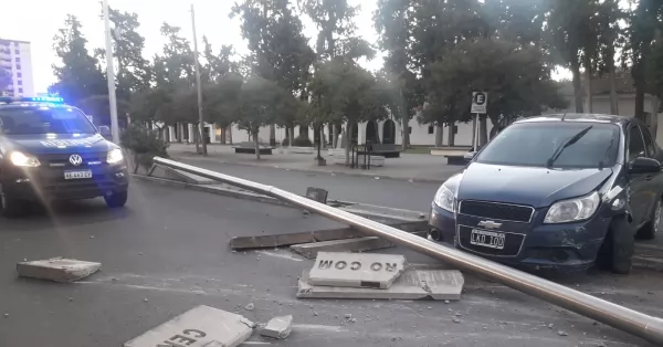 Perdió el control y se llevó puesto el cantero central de San Lorenzo