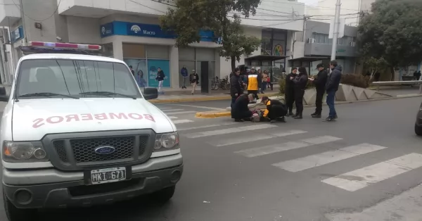 Una mujer fue embestida por un auto en avenida San Martín