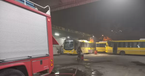 Un tubo de oxígeno provocó un incendio en el depósito de los colectivos de Rosario Bus en Puerto San Martín