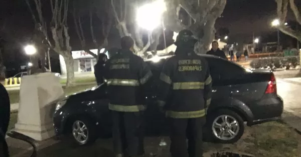 Timbúes: perdió el control  de su auto y terminó en el centro de una plaza