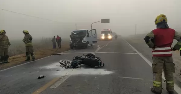 Por la niebla y el humo chocaron una moto y un utilitario en la Ruta 33