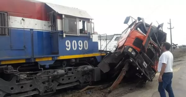 Un tren chocó a un camión de carga en Puerto San Martín