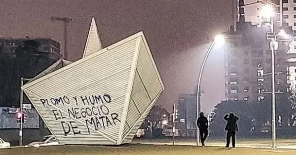 Pintaron el barquito de Puerto Norte de Rosario tras la jornada de humo