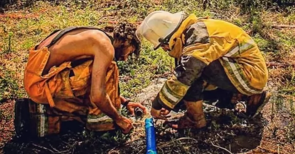 Brigada de civiles arriesga la vida diariamente combatiendo el fuego en el delta del Paraná 