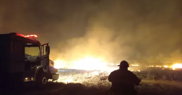 Impactante incendio de un campo con restos de cosecha de maíz en Ricardone