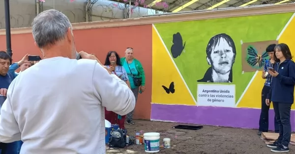 Pintaron un mural en homenaje a Paula Perassi en el Colegio San Carlos