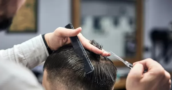 Un hombre detenido tras golpear a su peluquero porque el corte que le hizo no le gustó