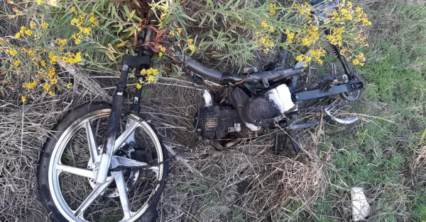 Se incendió una moto en la colectora de Autopista y la apagó el regador de Puerto San Martín