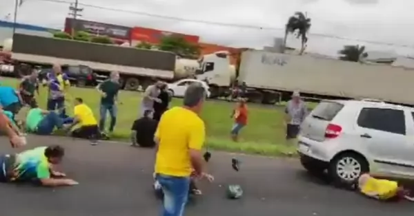 Un auto arrolló a manifestantes en Brasil y hay 12 personas heridas 