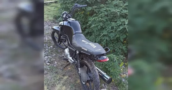 Robaron una moto del corralón de San Lorenzo y la dejaron abandonada al costado de las vías