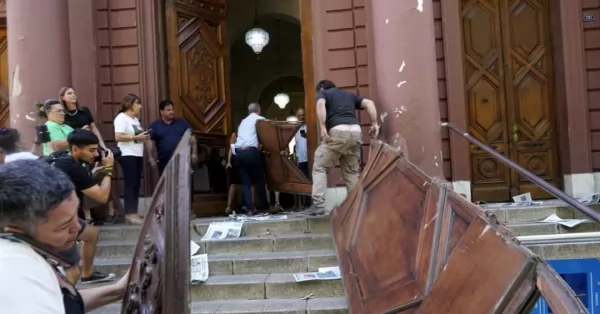 Portuarios arrancaron la puerta de la entrada de la Municipalidad de Rosario durante un reclamo