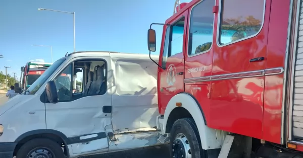 Bomberos colisionaron con una trafic en Capitán Bermúdez