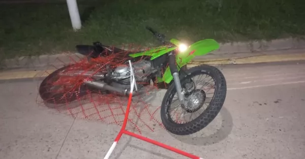 Persecución y choque en moto robada: terminó en el hospital con custodia policial