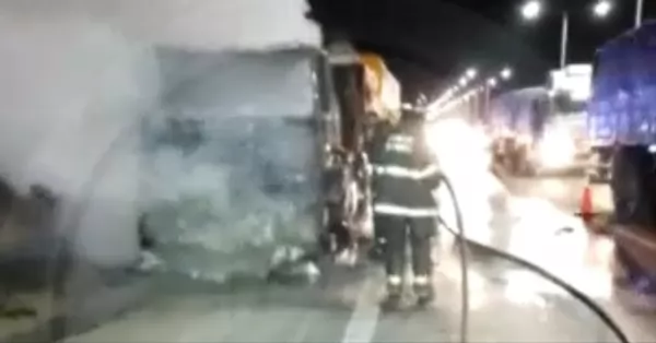 Se incendió la cabina de un camión en la Autopista a la altura de San Lorenzo