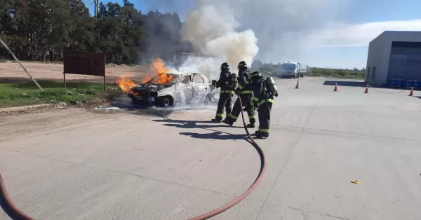 San Lorenzo: un auto se incendió cuando salía de la estación de servicios del Acceso Norte