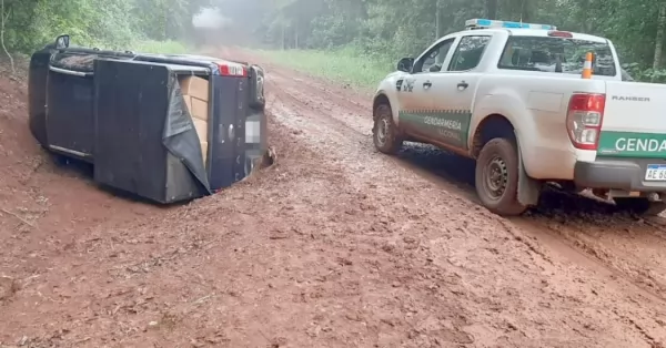 Misiones: Hallaron una camioneta abandonada con 15 mil paquetes de cigarrillos