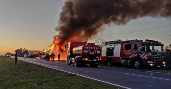 Un camión con fardos de plástico reciclado ardió en llamas en la Ruta 34